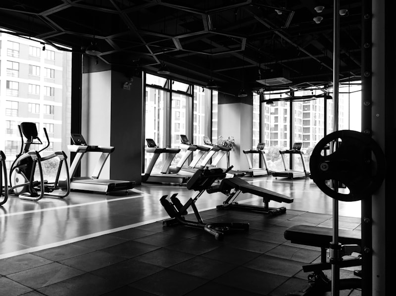 Przegląd sprzętu fitness w siłowni